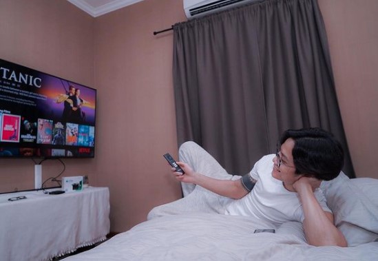 Potret kamar tidur 7 vokalis band, milik Momo luas berdinding kaca