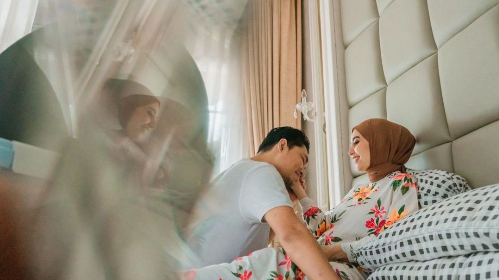 Potret kamar tidur 7 vokalis band, milik Momo luas berdinding kaca
