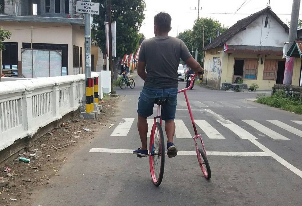 10 Momen lucu orang uji keseimbangan ini bikin geleng kepala