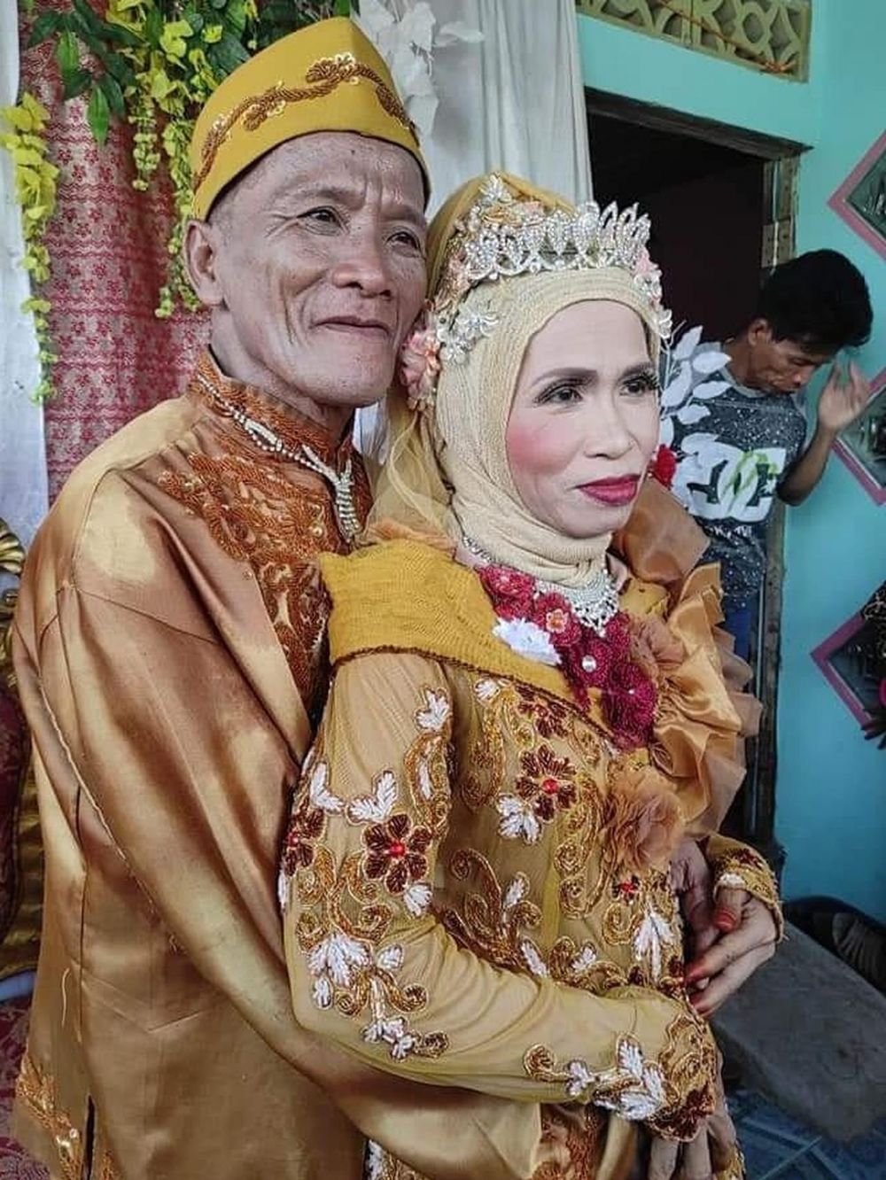 Viral pernikahan kakek & nenek usia 60 tahun, ini 6 potret romantisnya