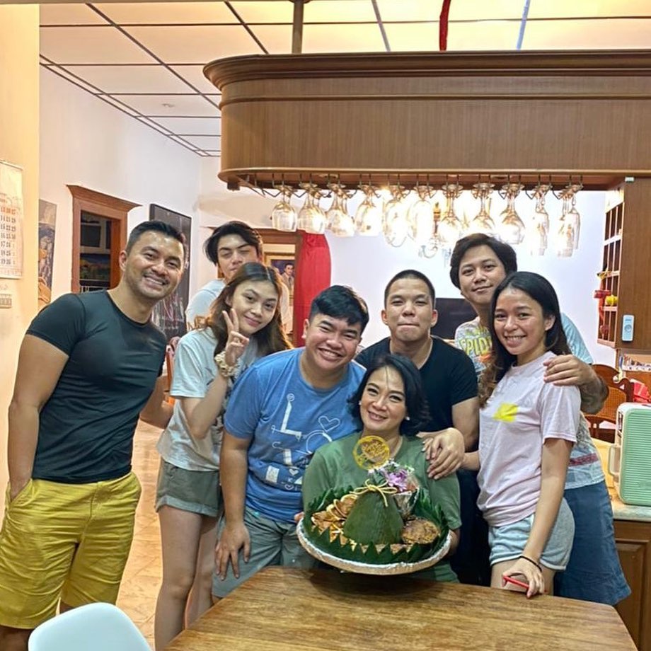 6 Momen ulang tahun Dian Nitami ke-50, dapat kejutan sepulang syuting