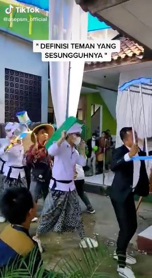 Viral kumpulan sahabat hadiri pernikahan teman di ujung acara, kocak