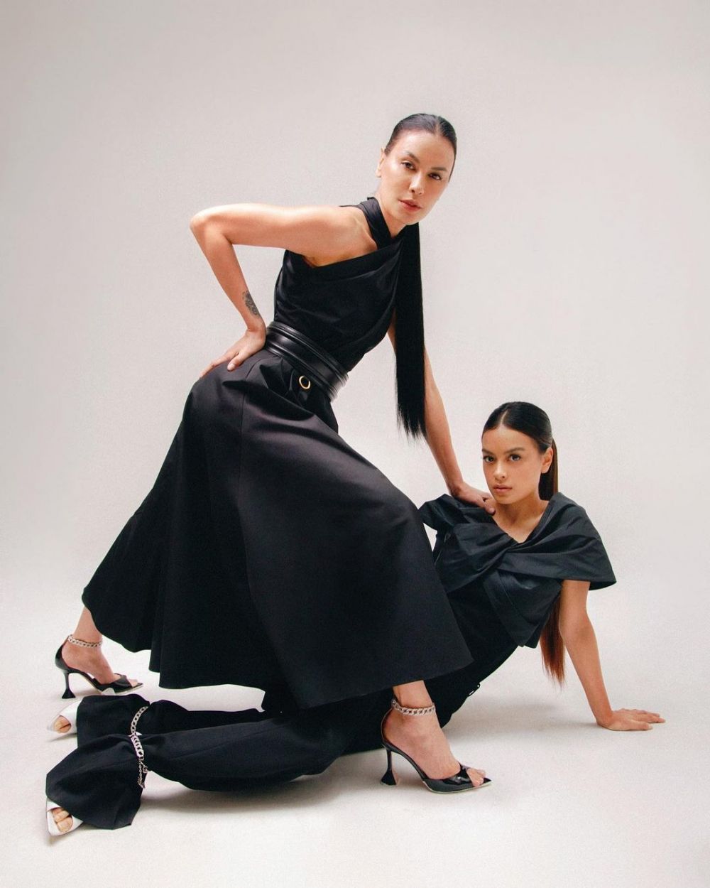 7 Gaya pemotretan Sophia Latjuba dan Eva Celia, simpan makna mendalam