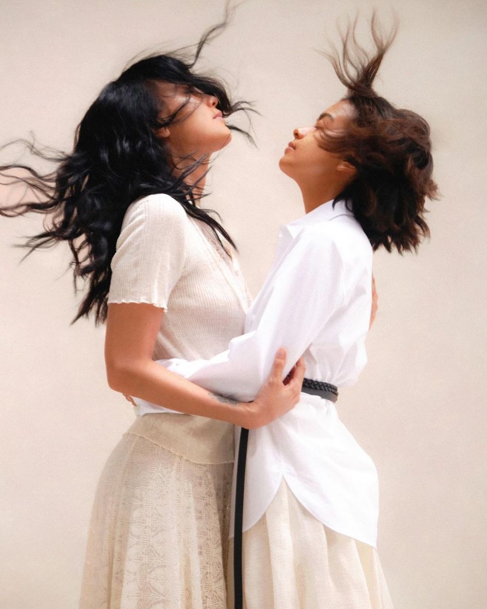 7 Gaya pemotretan Sophia Latjuba dan Eva Celia, simpan makna mendalam