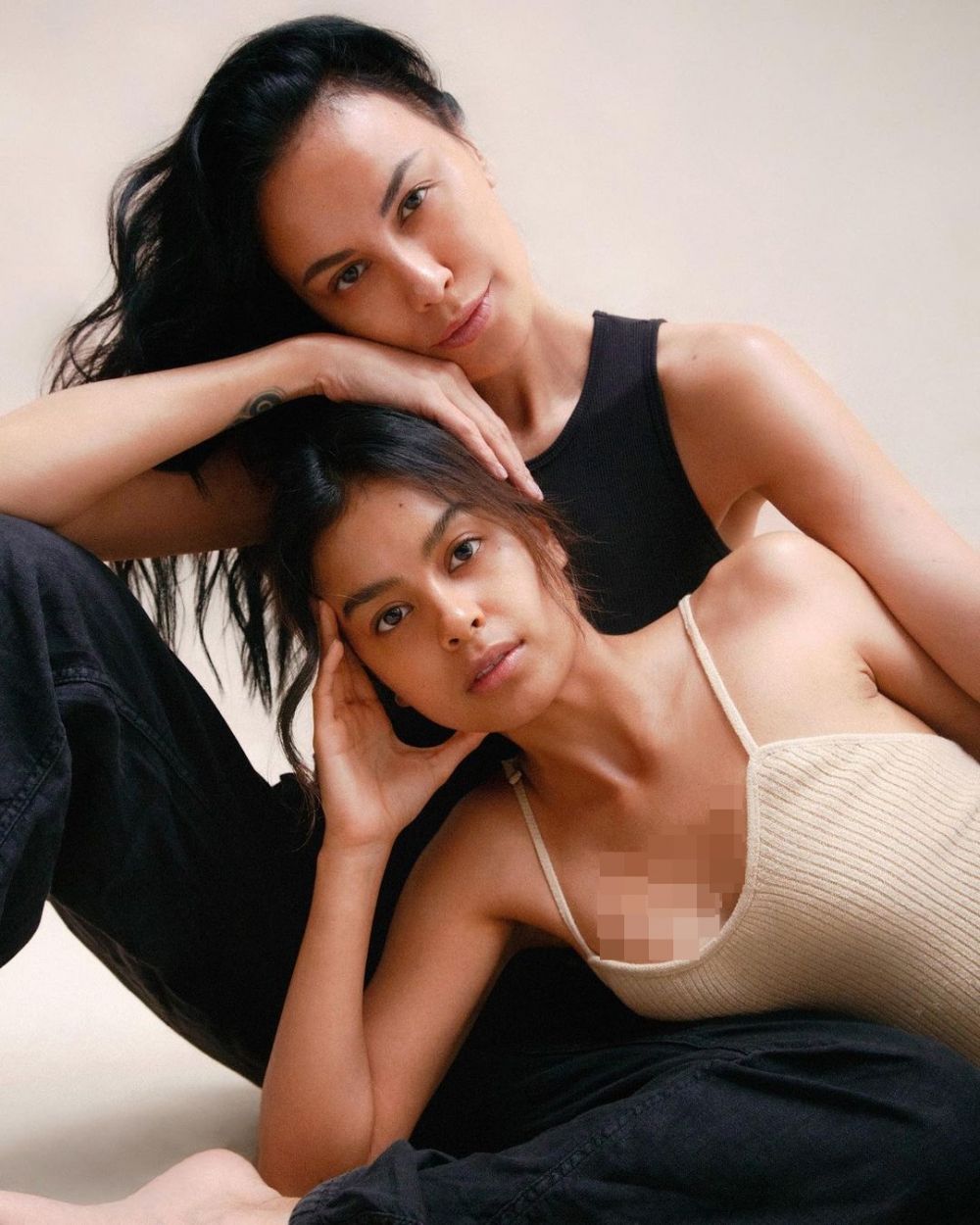 7 Gaya pemotretan Sophia Latjuba dan Eva Celia, simpan makna mendalam