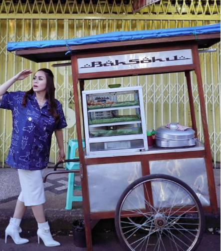 10 Pesona Momo Geisha pemotretan di tempat tak biasa, pose di gerobak