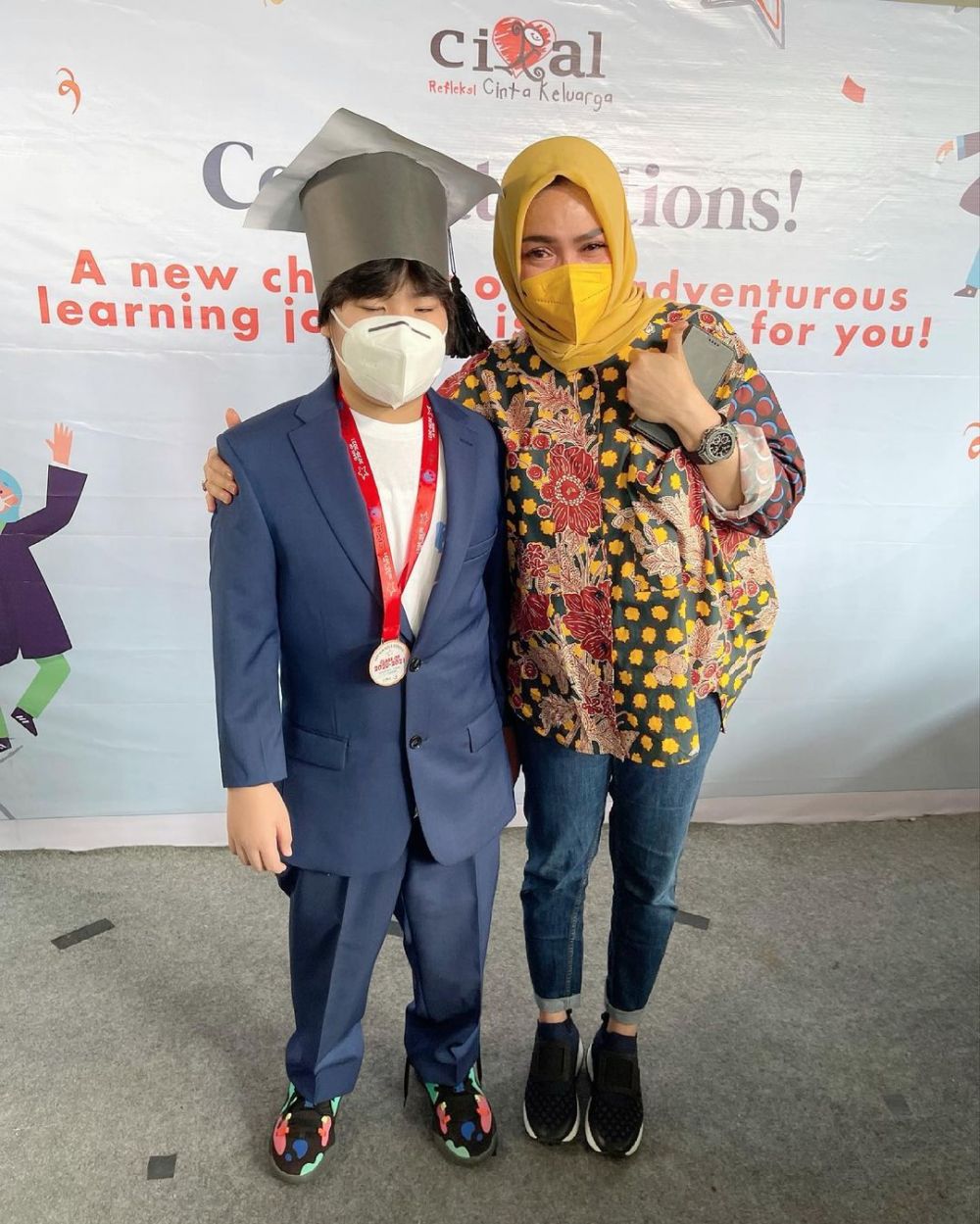 7 Potret Gavrel putra Rieta Amilia lulus SD, penuh kebahagiaan