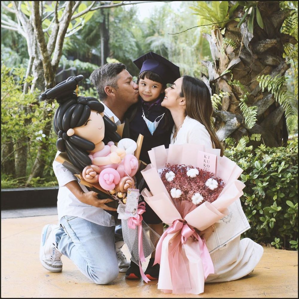 Gaya 10 seleb dampingi anak wisuda TK, busana Nagita Slavina disorot