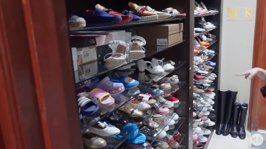 9 Penampakan kamar tidur Sarwendah, banyak koleksi tas mewah