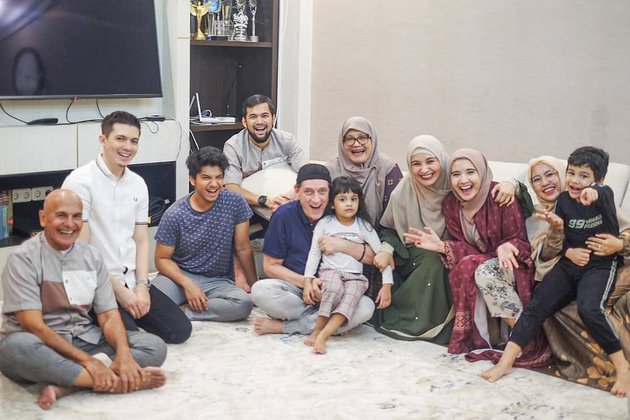 10 Momen kedekatan Zaskia Sungkar dan orang tua sambung, bikin salut