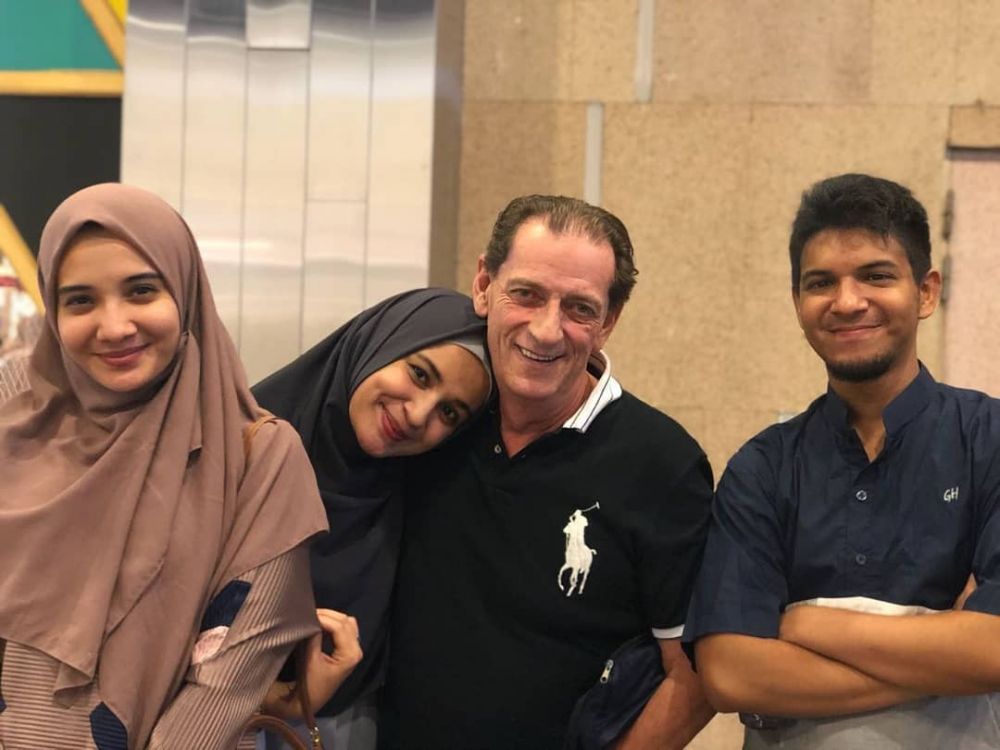 10 Momen kedekatan Zaskia Sungkar dan orang tua sambung, bikin salut