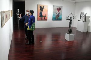 Menikmati kekuatan simbol dan tanda dalam deretan karya seni rupa