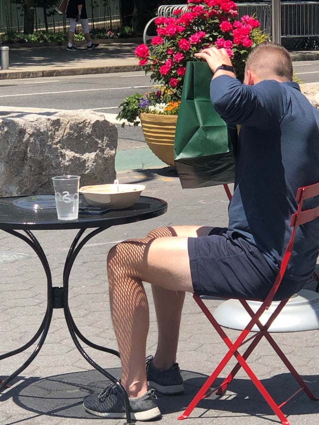 10 Momen pas orang dengan benda di tempat umum ini bikin kucek mata