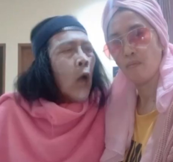 Jarang tersorot, ini 10 potret mesra Jaka 'Jinny Oh Jinny' dan istri