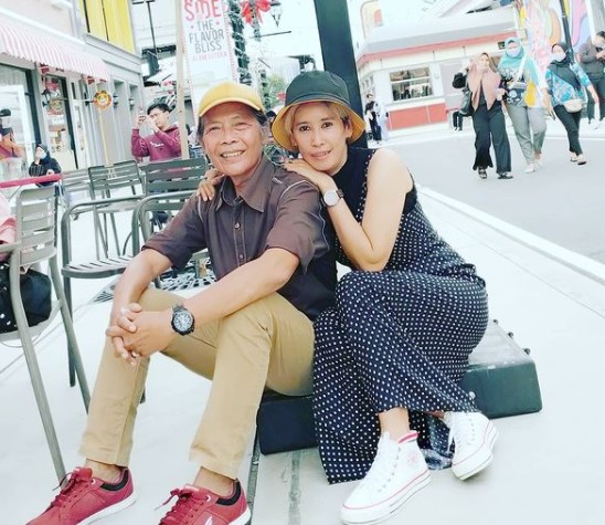 Jarang tersorot, ini 10 potret mesra Jaka 'Jinny Oh Jinny' dan istri