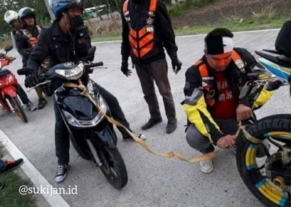 10 Potret lucu kerja sama benerin benda rusak ini bikin tepuk jidat