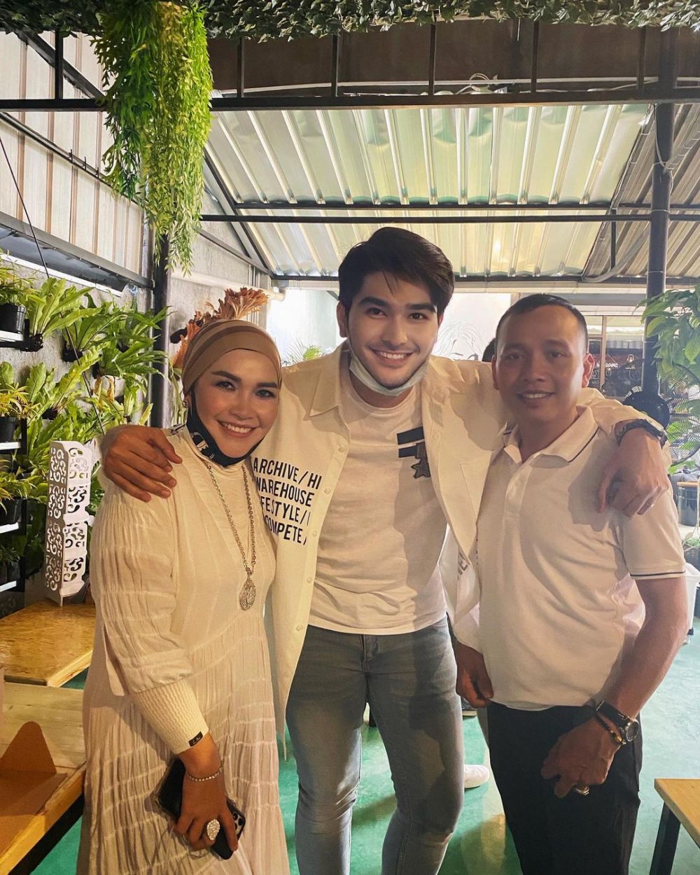 8 Potret hangat Brata Angga dan keluarga Ayu Ting Ting, curi perhatian