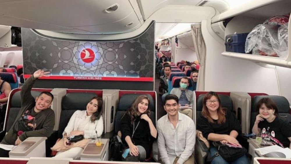 8 Potret hangat Brata Angga dan keluarga Ayu Ting Ting, curi perhatian