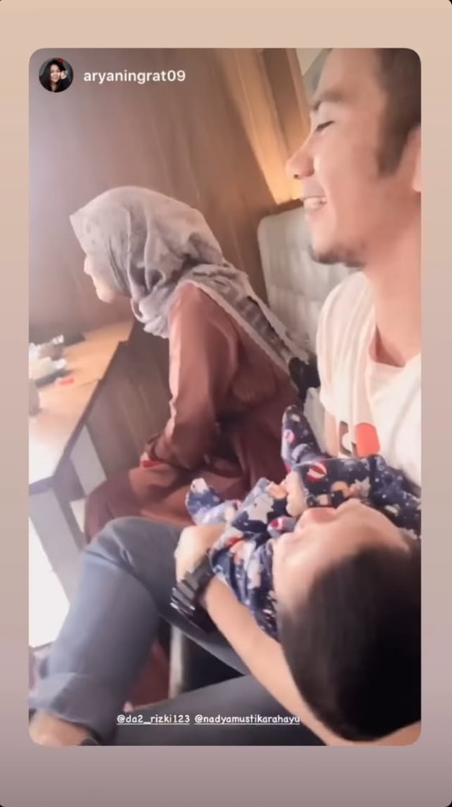 10 Momen Nadya Mustika dan Rizki DA momong anak bareng, panen doa