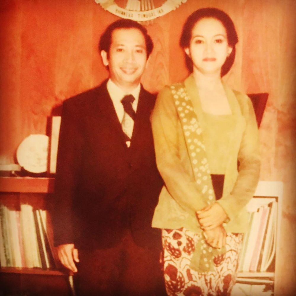 10 Potret masa muda ibunda Maia Estianty, cantiknya bikin terpana