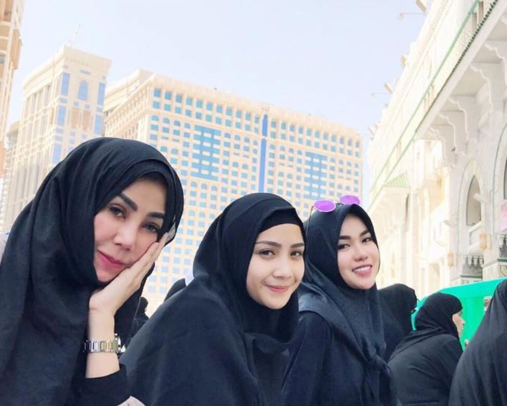 8 Potret Nagita Slavina dan Amy Qanita pakai outfit serasi, kompak pol