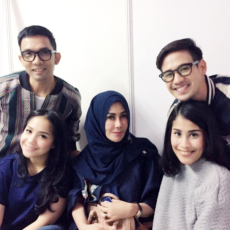 8 Potret Nagita Slavina dan Amy Qanita pakai outfit serasi, kompak pol