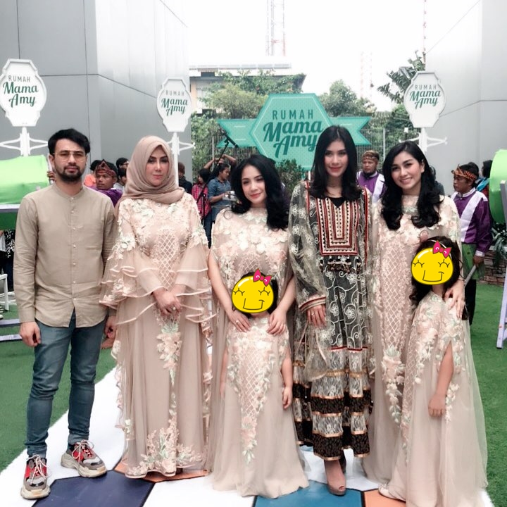 8 Potret Nagita Slavina dan Amy Qanita pakai outfit serasi, kompak pol