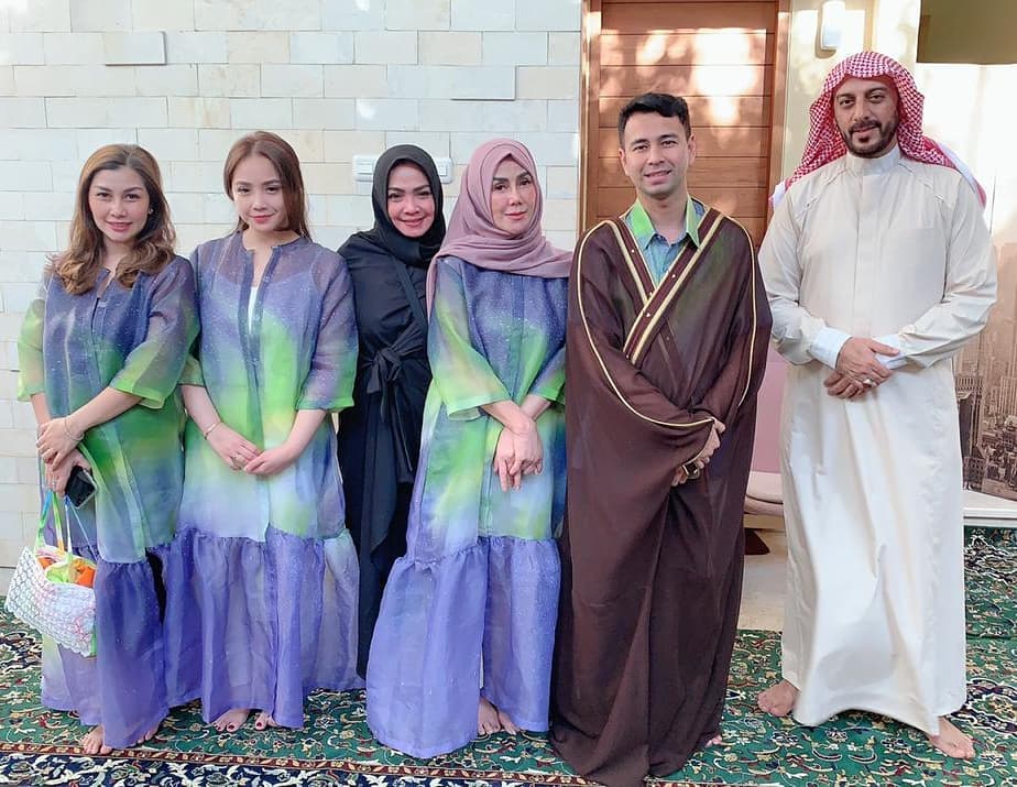8 Potret Nagita Slavina dan Amy Qanita pakai outfit serasi, kompak pol