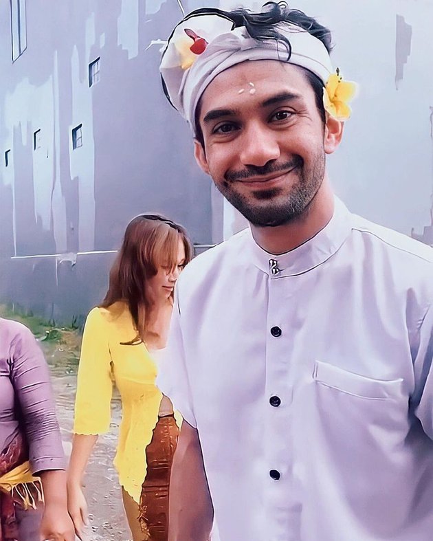 5 Momen Reza Rahadian jalani upacara penyucian vila barunya di Bali