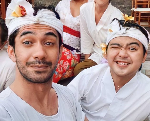 5 Momen Reza Rahadian jalani upacara penyucian vila barunya di Bali
