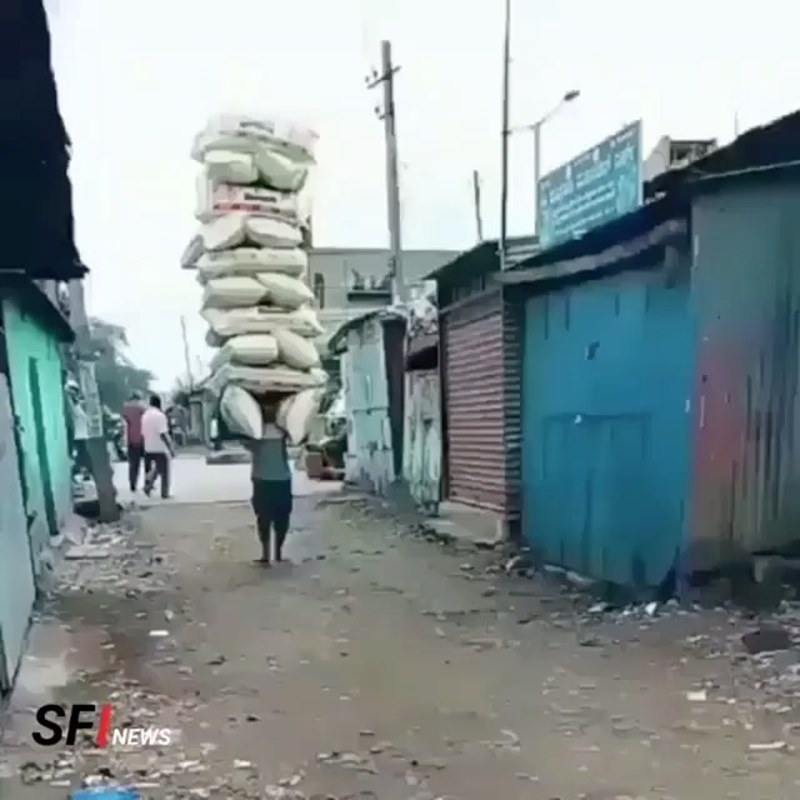 10 Aksi lucu tukang bangunan angkut material ini bikin garuk kepala