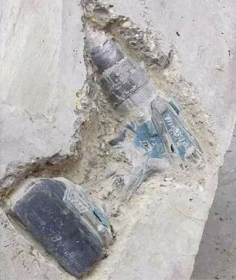 8 Potret absurd alat pertukangan nyangkut di tembok, bikin tepuk jidat