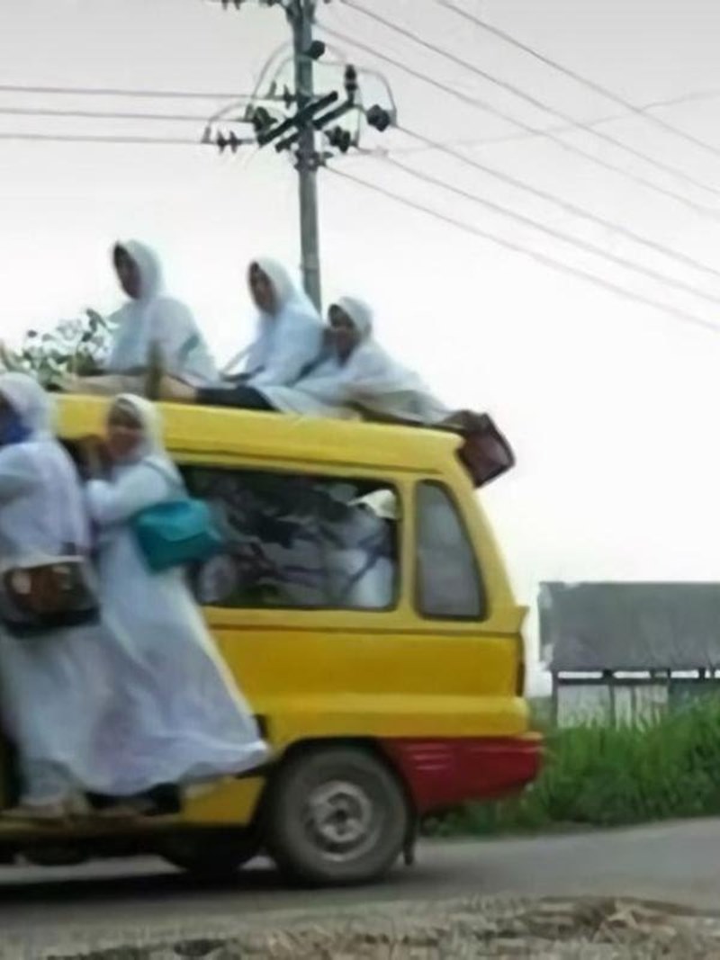 10 Penampakan lucu di angkot ini bikin dahi berkerut heran