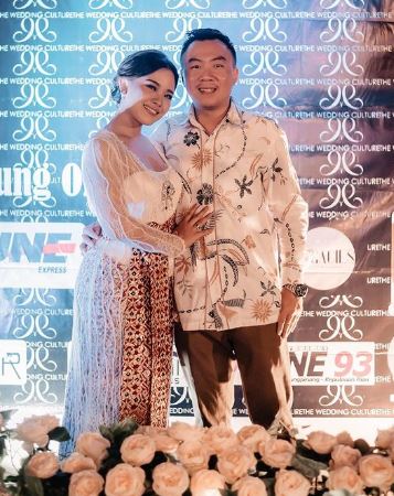 Jarang tersorot, ini 10 potret mesra Winda Saschya sitkom 'OB' & suami