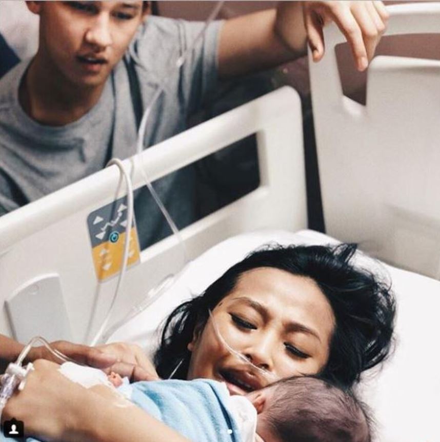 Momen 8 penyanyi ganteng dampingi istri melahirkan, suami siaga