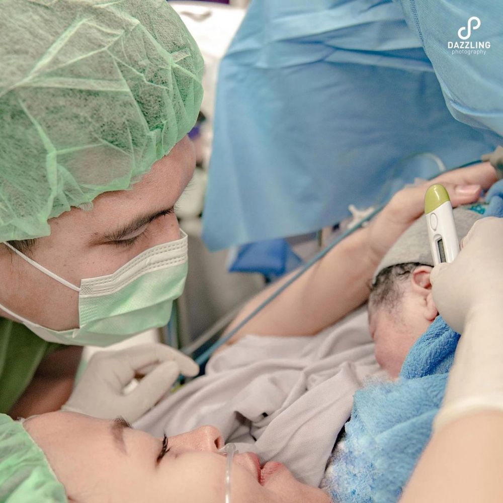 Momen 8 penyanyi ganteng dampingi istri melahirkan, suami siaga