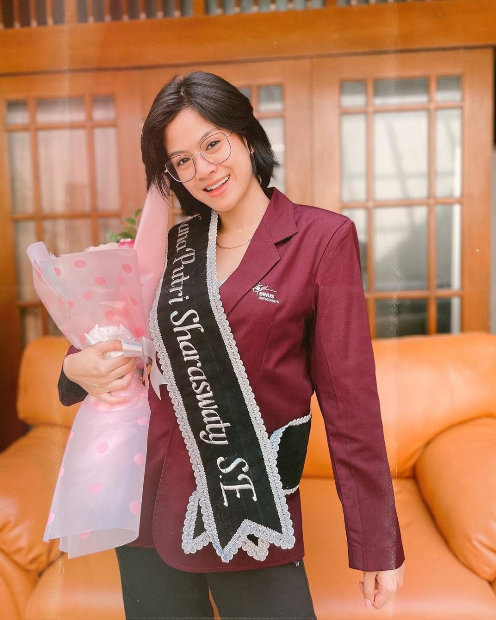 Momen 7 seleb rayakan sidang kelulusan di rumah, penuh suka cita