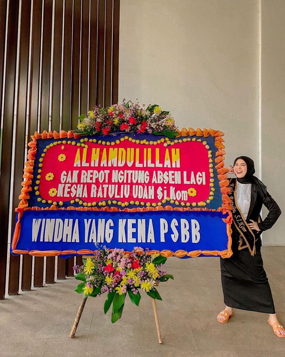 Momen 7 seleb rayakan sidang kelulusan di rumah, penuh suka cita