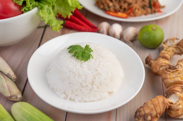 5 Cara memasak nasi agar tidak lengket, praktis dan efektif