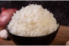5 Cara memasak nasi agar tidak lengket, praktis dan efektif