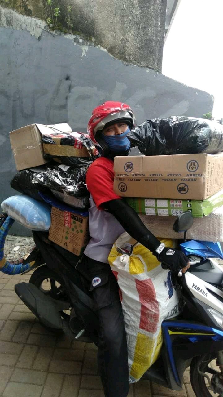 11 Potret lika-liku kurir bawa banyak barang, bikin pengen nyemangatin