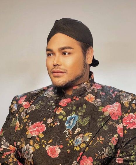 Potret 6 presenter pakai beskap, Gading Marten makin menawan