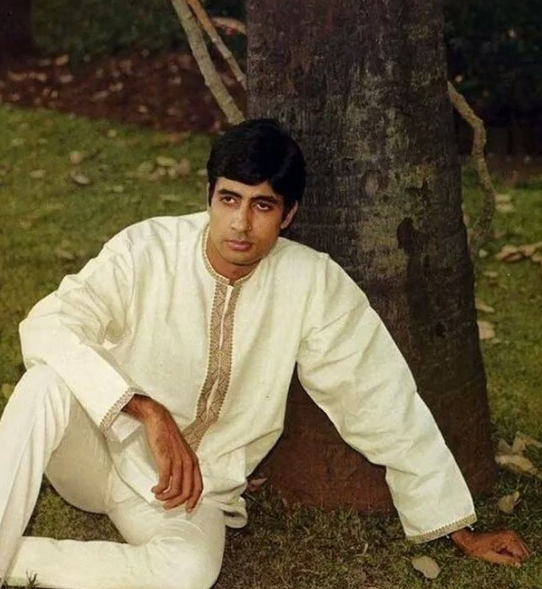 10 Potret Amitabh Bachchan awal karier, penuh perjuangan