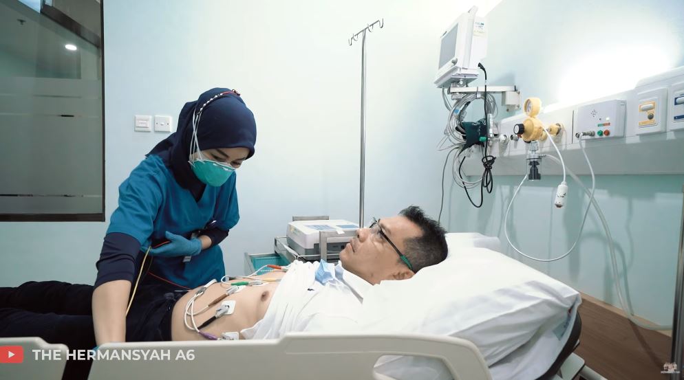 Sakit batu ginjal, 7 potret Anang Hermansyah dirawat di rumah sakit