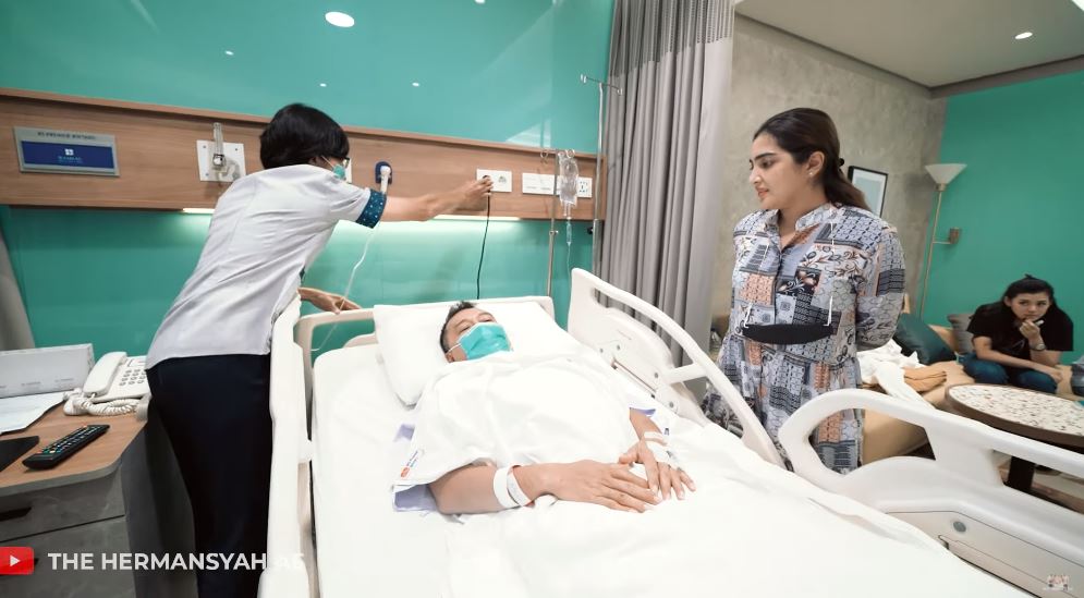 Sakit batu ginjal, 7 potret Anang Hermansyah dirawat di rumah sakit