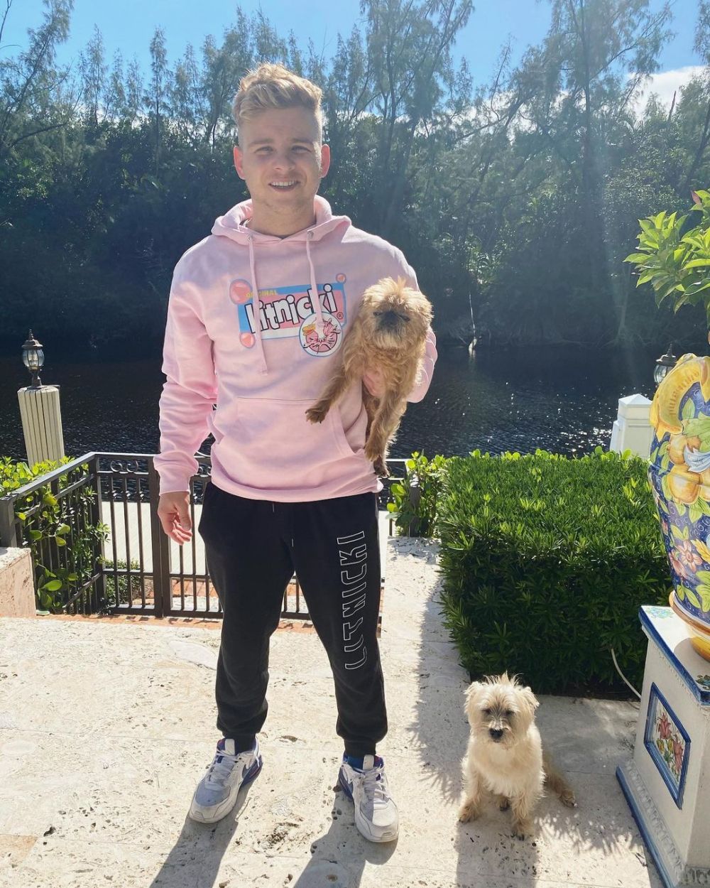 Ingat pemeran anak kecil film Stuart Little? Ini 10 potret terbarunya