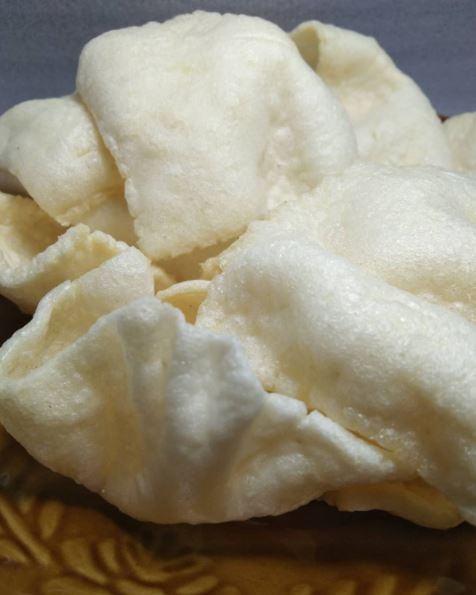 5 Tips menggoreng kerupuk bawang, renyah dan anti melempem