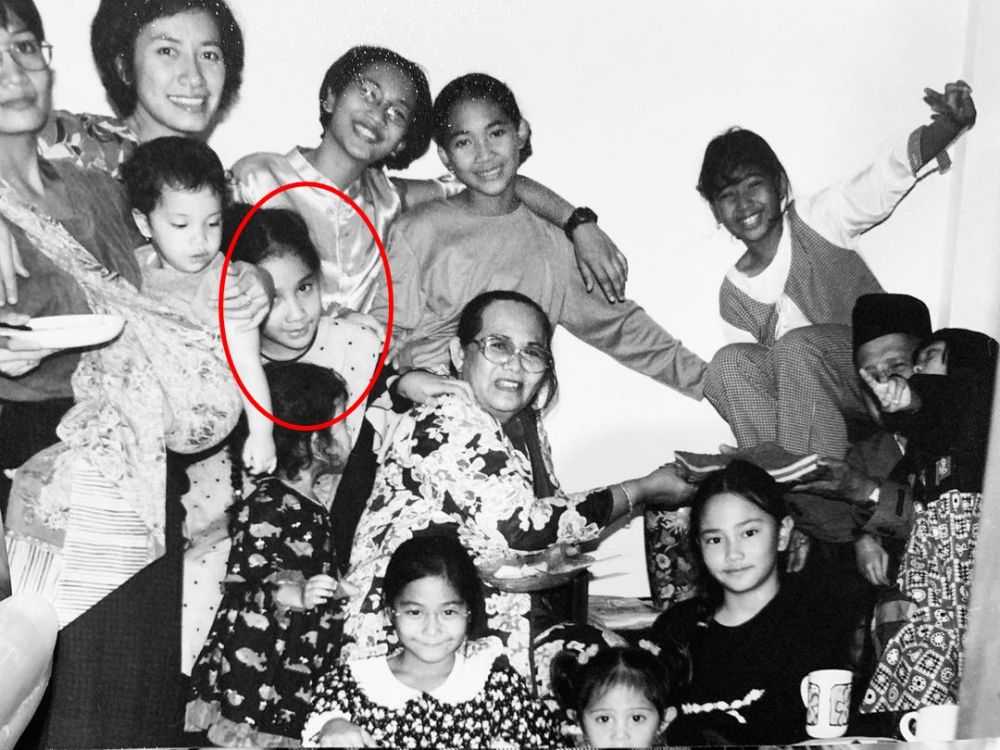 Caca Tengker unggah foto keluarga di tahun 90-an, Nagita bikin salfok