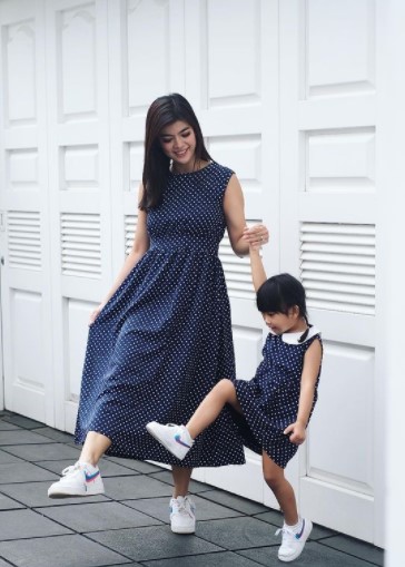 Gaya outfit 8 ratu antagonis momong anak, Alice Norin tampil serasi