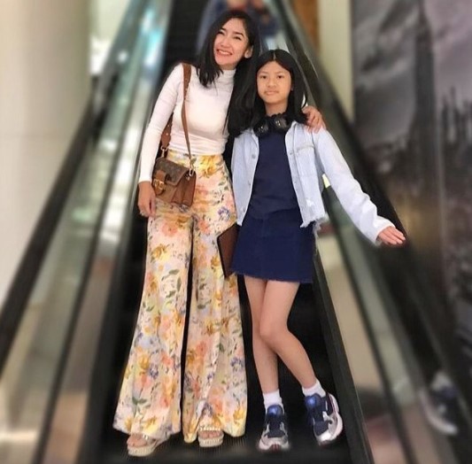 Gaya outfit 8 ratu antagonis momong anak, Alice Norin tampil serasi